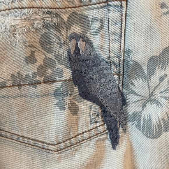 American Eagle High Rise Shorts 14
Destroyed Shortie Patch Embroidery
Vtg Parrot - Picture 4 of 9